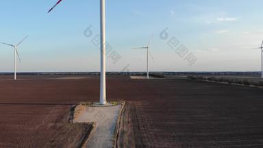 揭示基地腿风涡轮机权力植物日落清晰的天空绿色能源风车生成可再生能源可持续发展的发展乌克兰